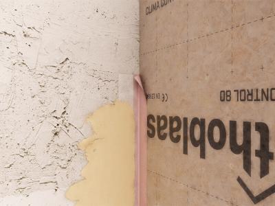 applicazione-nastro-intonacabile-con-striscia-adesiva-di-montaggio-plaster-band-lite
