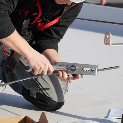 Linea vita tetto: attrezzatura edile prestata alla sicurezza sul lavoro 