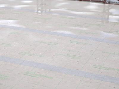 membrane-autocollante-DEFENCE-ADHESIVE-protection-des-panneaux-en-bois-sur-les-chantiers