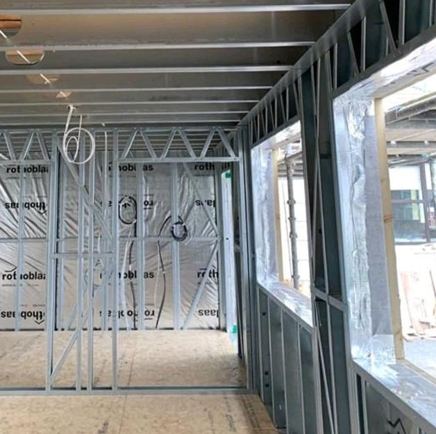Struttura in acciaio steel frame in fase di montaggio 