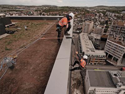 application-lifeline-on-rigid-support-for-rope-access-work-patrol-solid