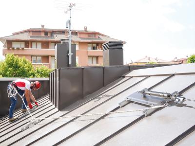 application-lifeline-on-support-for-continuous-roofs-patrol-t-clamp
