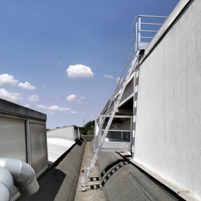 Accesso in sicurezza alla copertura senza fissaggi a parete