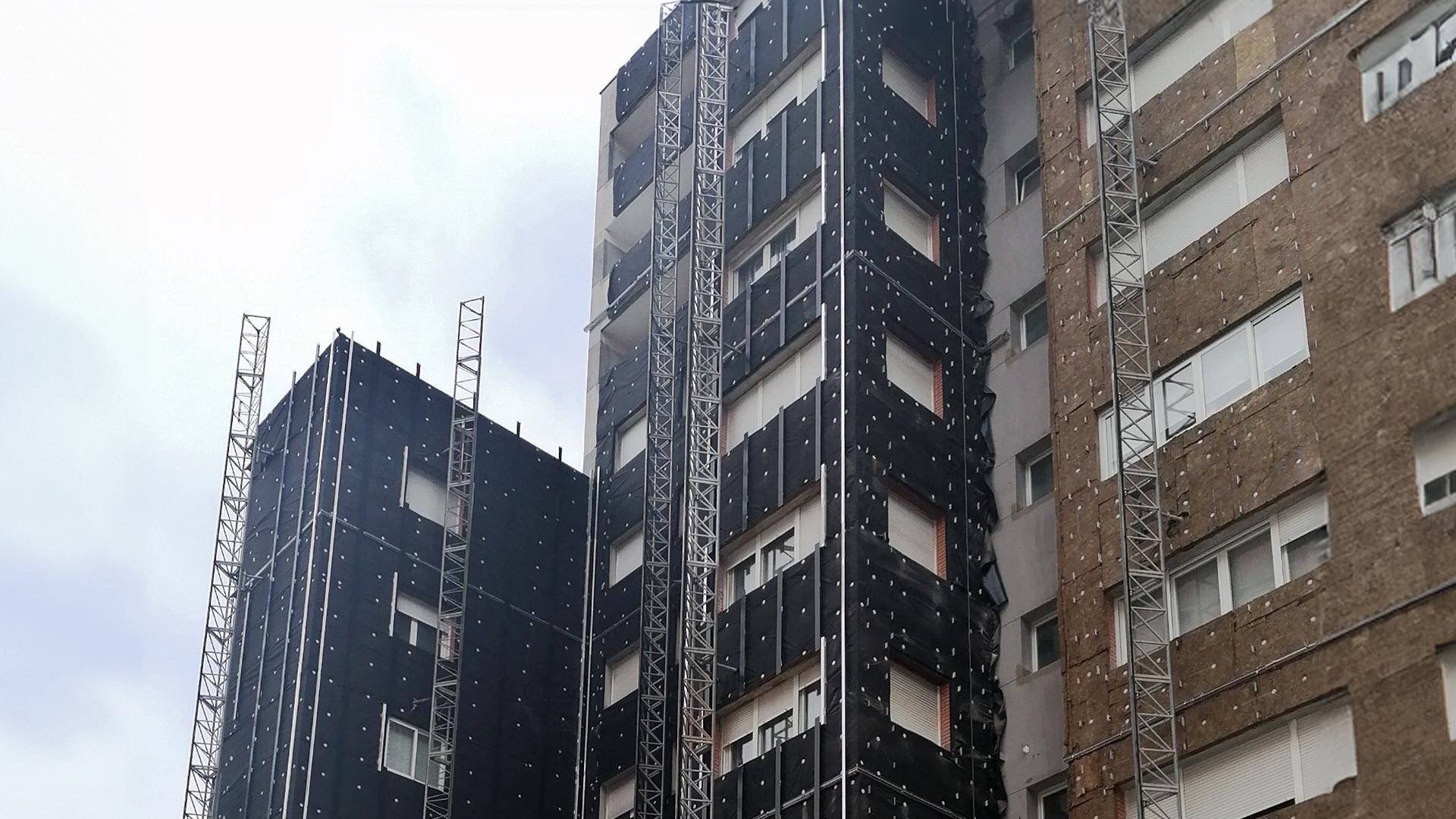 Detail of a ventilated façade system with UV-resistant membrane and rear ventilation cavity 