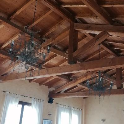 Oak roof with special-purpose fastenings for hardwood