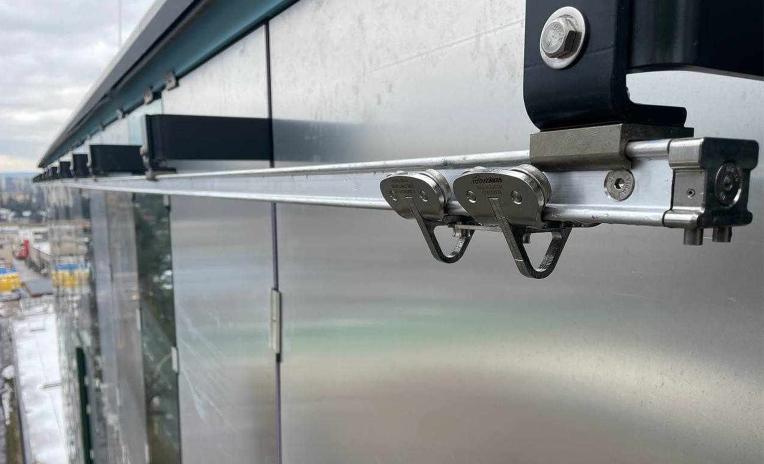 Sistema H-RAIL OVERHEAD per rope access installato sul complesso multifunzionale di Košice