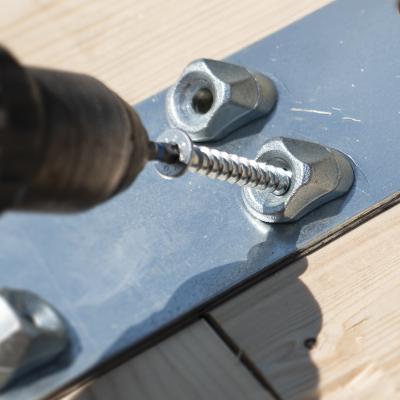 Timber-to-metal joint with screw under stress