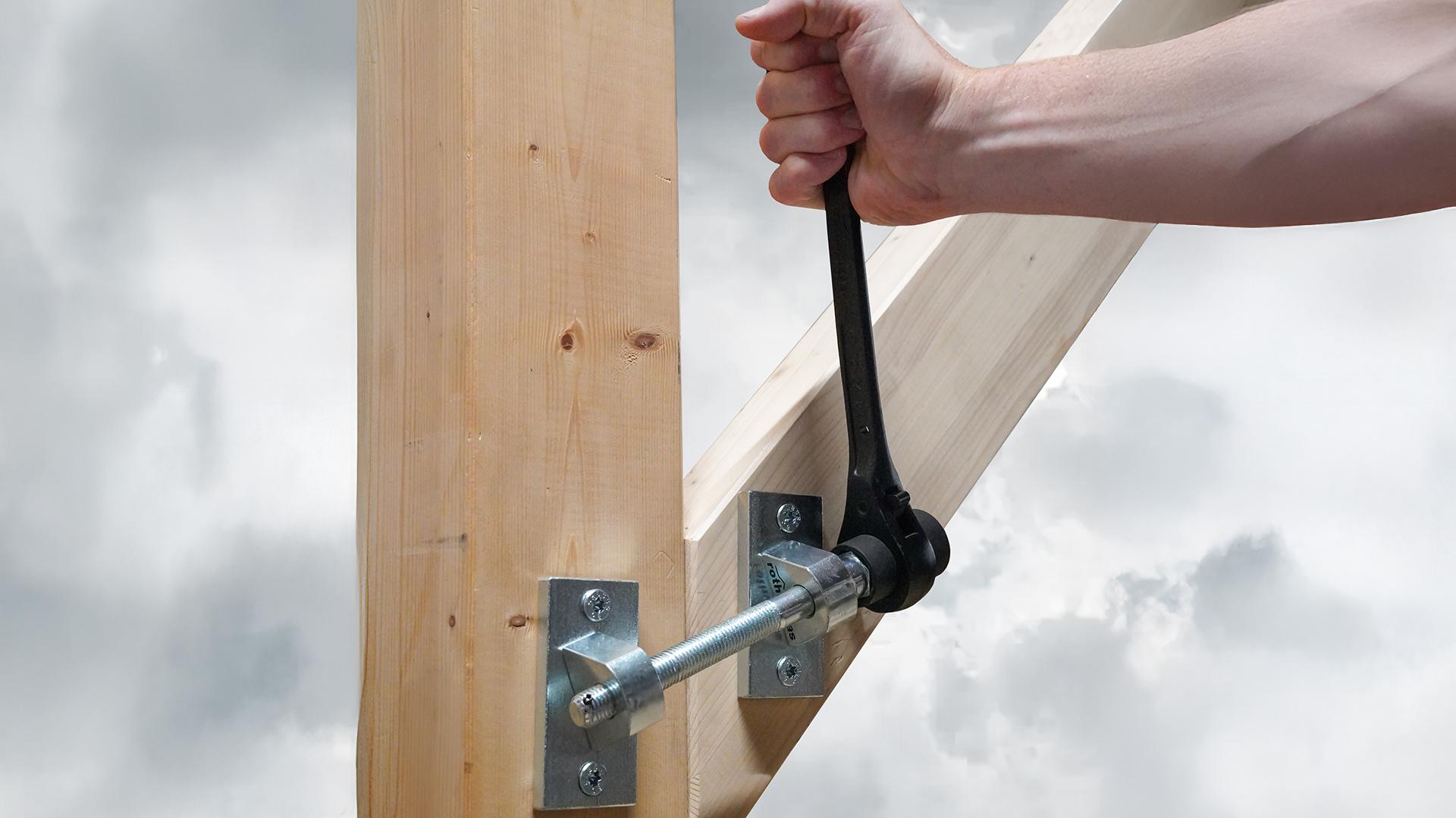 GEKO MINI puller used to align a beam-to-column joint in a timber frame structure
