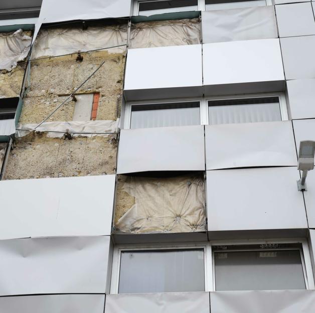 Facciata ventilata danneggiata: isolante visibile e deteriorato sull’edificio della Procura di Banja Luka Bosnia Erzegovina.