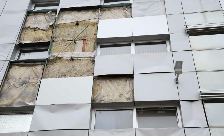 Facciata ventilata danneggiata: isolante visibile e deteriorato sull’edificio della Procura di Banja Luka Bosnia Erzegovina.