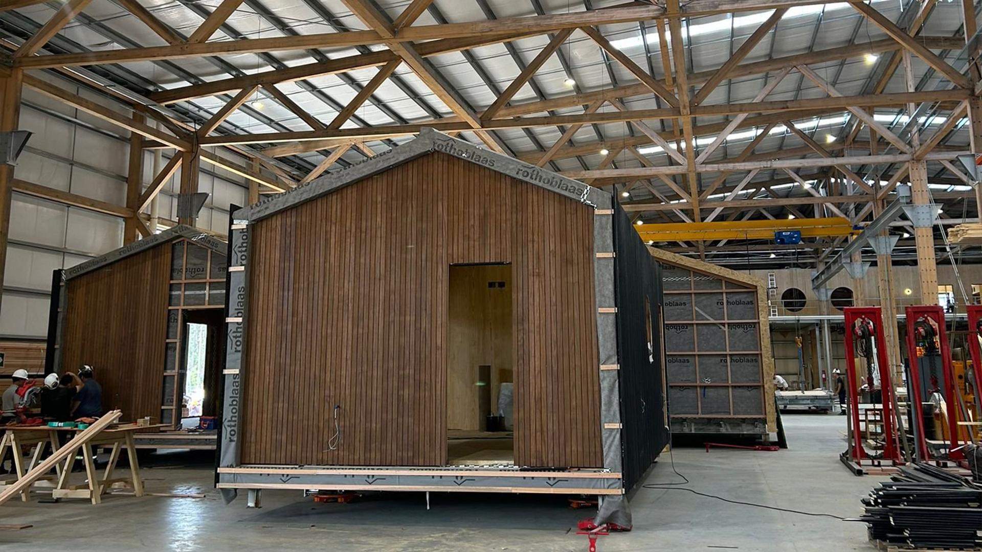 Modulo abitativo in legno in fase di assemblaggio nello stabilimento MOOD, Uruguay