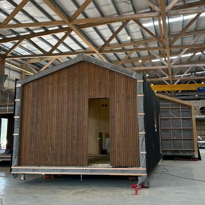 Modulo abitativo in legno in fase di assemblaggio nello stabilimento MOOD, Uruguay