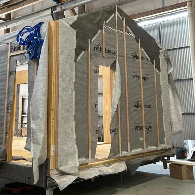 Applicazione di membrane traspiranti e nastri di tenuta su modulo prefabbricato in legno presso lo stabilimento MOOD 