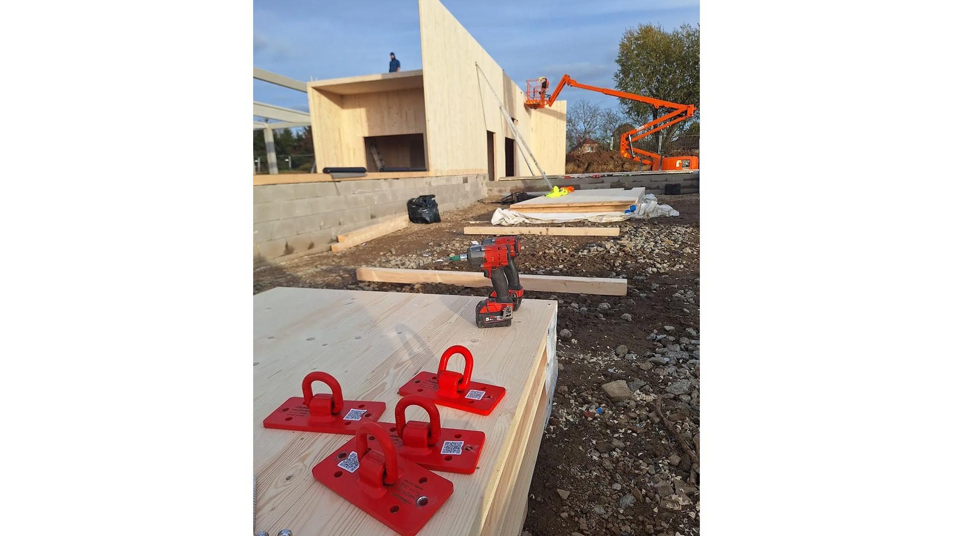 RAPTOR lifting plates for prefabricated timber panels 